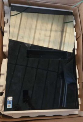 une boîte contenant un miroir, posée sur une table