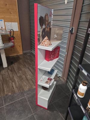 une étagère sur laquelle est posée la photo d'une femme