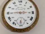 une montre de poche en or avec des chiffres romains