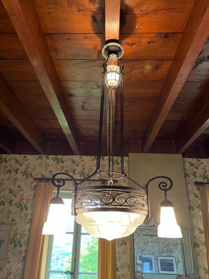 une lampe suspendue au plafond de la pièce