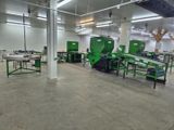 de nombreuses machines qui se trouvent dans une grande salle