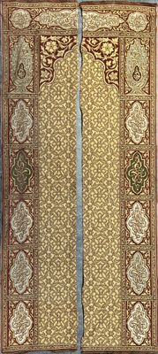 Deux pentes en tapisserie mécanique à décor Alhambra, fin du…