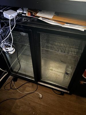 une photo d'un bureau d'ordinateur doté d'une porte vitrée