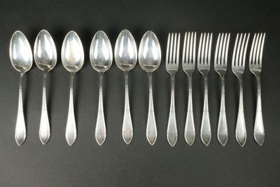 un ensemble de six cuillères et fourchettes en métal argenté sur fond noir