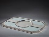 un plateau en argent avec un miroir sur une table