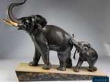 une statue représentant un éléphant et un éléphanteau dotés de défenses