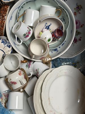 beaucoup d'assiettes et de tasses posées sur la table