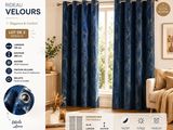 Les rideaux sont bleus et ornés d'étoiles dorées.