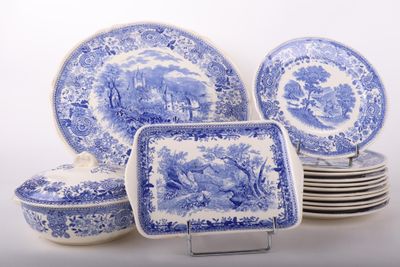 plusieurs assiettes et bols bleus et blancs décorés d'animaux