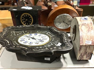 de nombreuses horloges différentes posées sur une table dans un magasin
