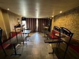 une longue pièce avec des tables et des chaises à l'intérieur