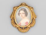 un portrait ancien représentant une femme en robe rose, dans un cadre doré