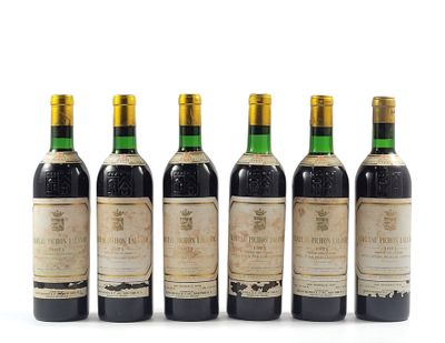 six bouteilles de vin sont alignées sur une surface blanche