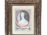 une vieille photo d'une femme aux cheveux longs, dans un cadre doré