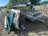 un tas de métal et de bois posé par terre près d'une clôture