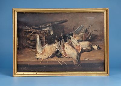 une image représentant un tableau montrant des oiseaux morts dans un panier posé sur une table
