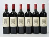 six bouteilles de vin rouge sont alignées