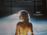 une affiche de film représentant une femme dans l'eau, de dos par rapport à la caméra