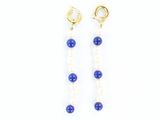 une paire de boucles d'oreilles en perles bleues et blanches sur fond blanc