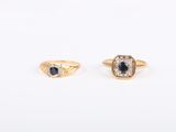 une paire de bagues en or serties de saphirs et de diamants