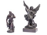 une statue représentant un ange avec un chien et une statue représentant un homme