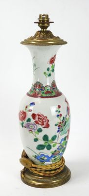un vase blanc orné de fleurs, posé sur un socle