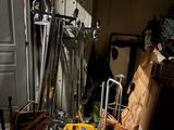 une pièce remplie d'outils et de cartons