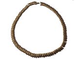 gros plan d'un collier sur fond blanc