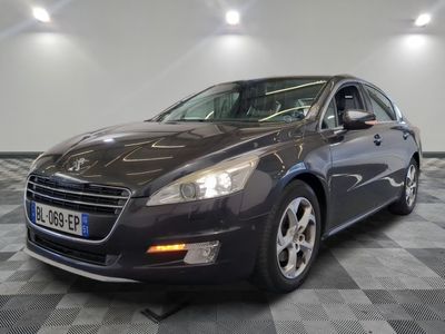 La voiture grise est garée sur le sol à damier du garage.