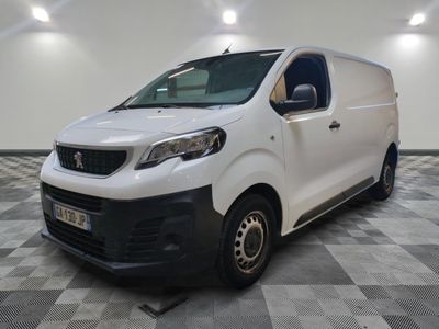 la camionnette blanche est garée sur le sol en damier d'une pièce