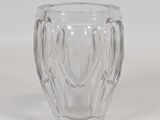 un vase en verre transparent orné d'un motif floral