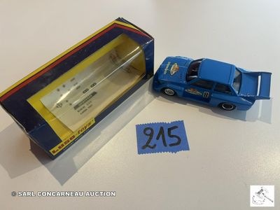 une petite voiture bleue à côté d'une boîte sur laquelle est collé un autocollant