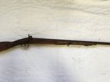un fusil posé sur un drap blanc