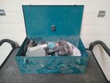 une valise bleue contenant tout un tas d'objets