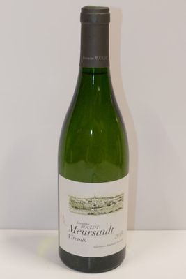une bouteille de vin posée sur une table