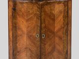 une armoire ancienne en bois avec un plateau en marbre et deux portes