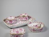 un ensemble de plats et de plateaux en porcelaine rose et blanche