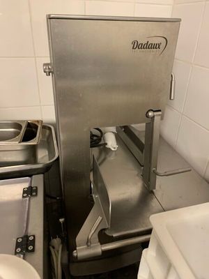 un appareil qui se trouve dans une cuisine, à côté d'un évier