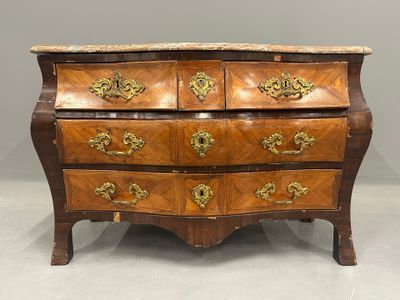 COMMODE de forme tombeau en placage de bois de rose marqueté…