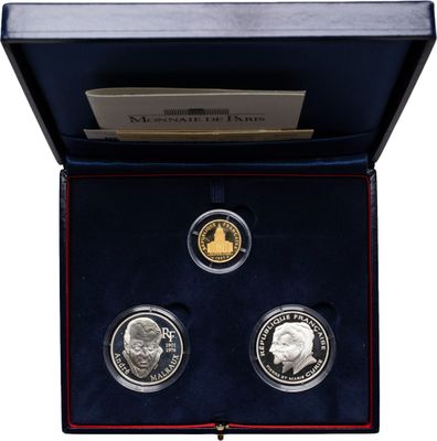 une boîte contenant trois pièces d'argent et une carte