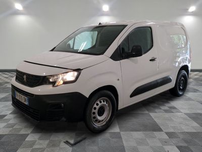 la photo d'une camionnette blanche garée sur un sol en damier