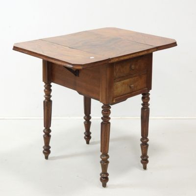 une petite table en bois avec un tiroir