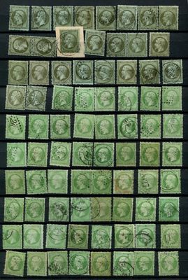 un gros plan sur une pile de timbres posés sur une table