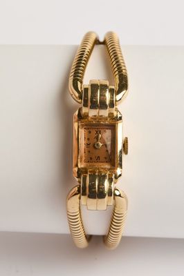 une image montrant un gros plan d'un poignet portant une montre
