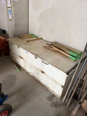 plusieurs pièces de bois sont empilées dans une pièce