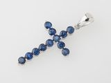 un pendentif en forme de croix en saphir bleu sur fond blanc
