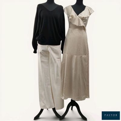 deux mannequins se tiennent l'un à côté de l'autre sur un fond blanc