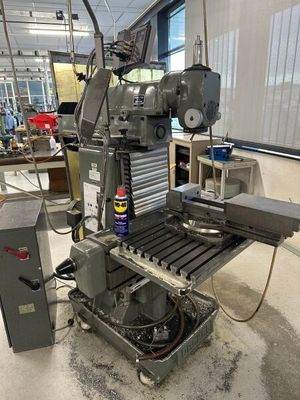 une machine placée au milieu d'une pièce