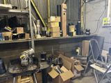 de nombreuses boîtes, les unes à côté des autres, sur une étagère dans un garage