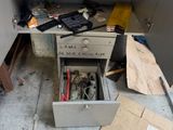 une photo d'un espace de travail en désordre avec un tiroir rempli d'outils